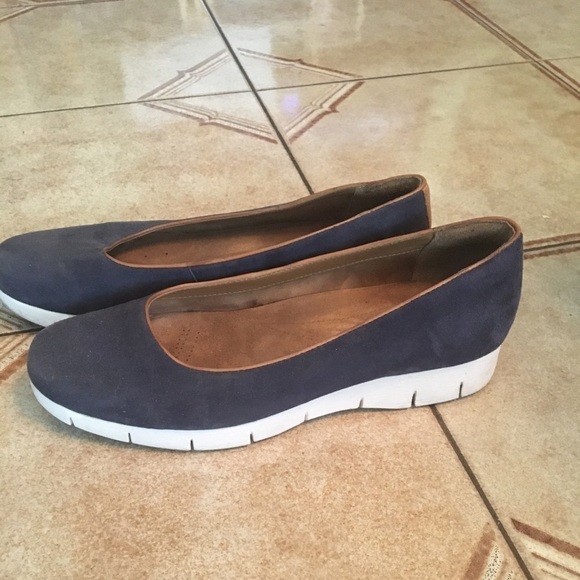 CLARKS suede slip ons - Picture 2 of 3